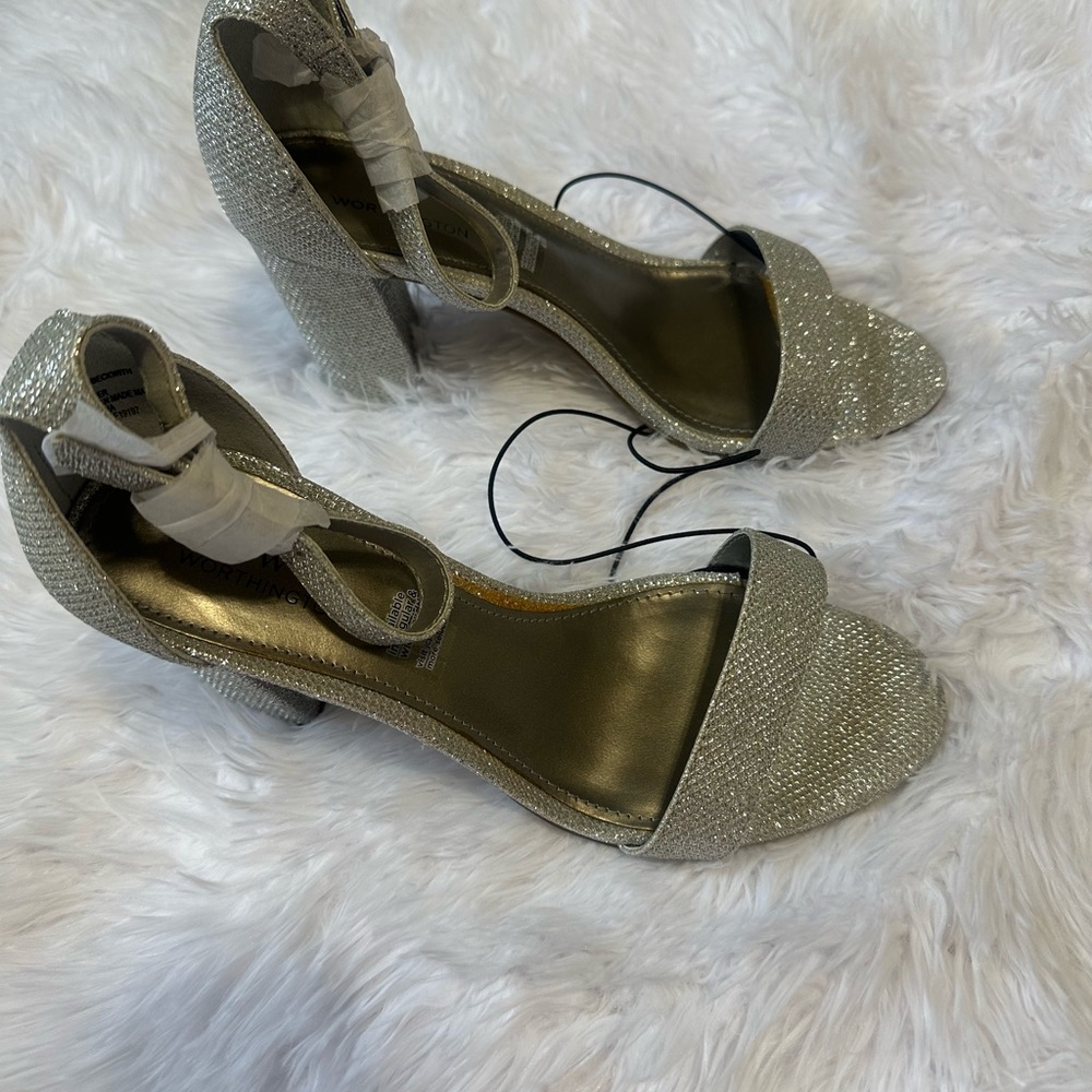 Silver Worthington shoes in 7.5 WIDE.